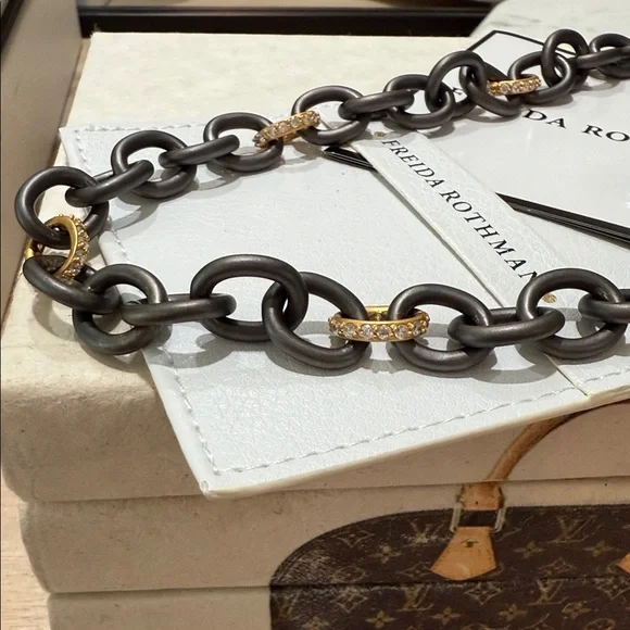 Freida Rothman’s Favorite Chunky Link Toggle Necklace - Picture 2 of 5